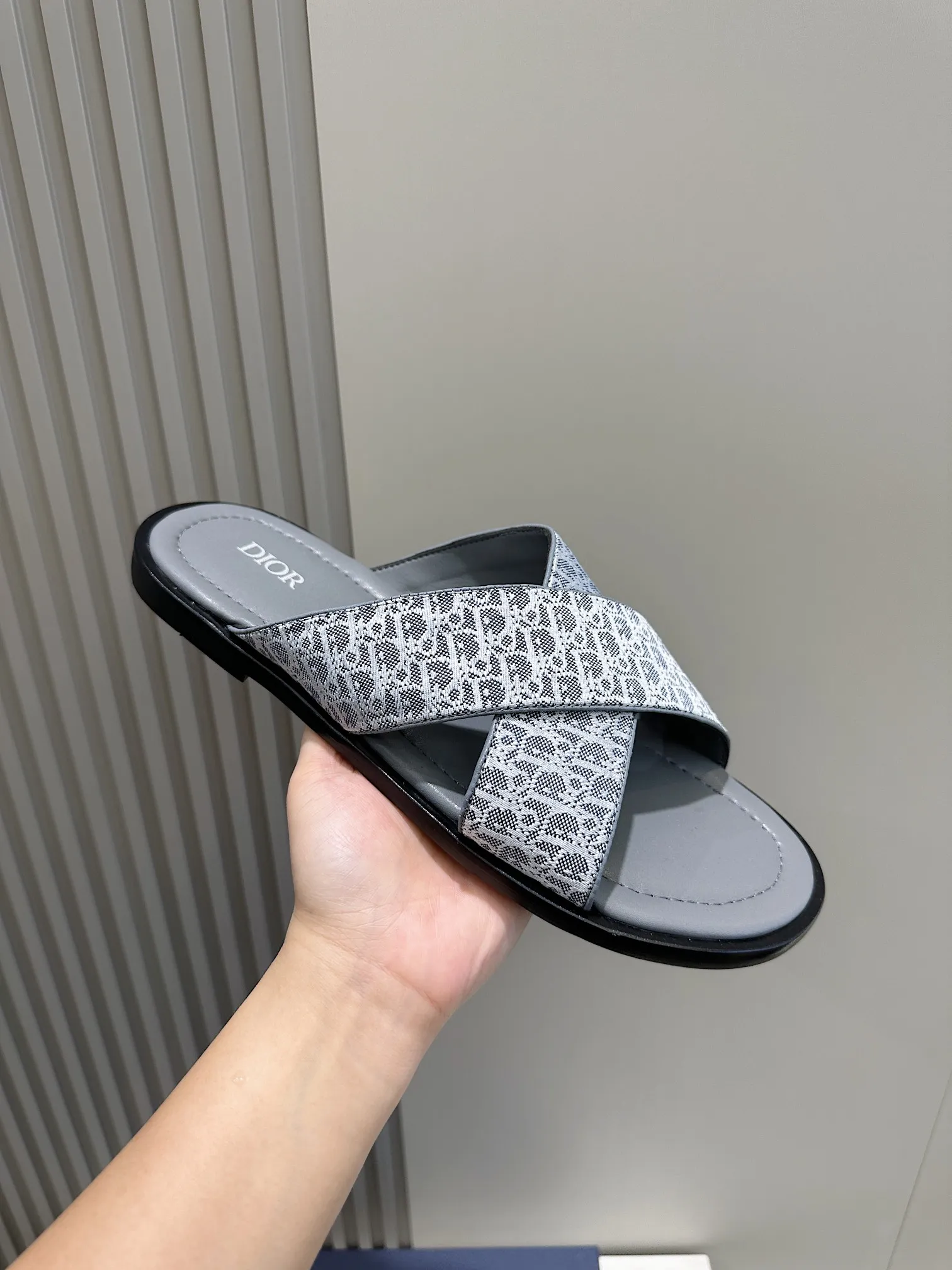 P320 [DIOR] Size 39-44 (38.45 custom-made) 2024ss Dior’s latest men’s slippers are a must-have. Dior Alias ​​Men's Genuine Leather Slippers This summer new Alias ​​sandal embodies a casual and elegant style. Carefully crafted from grained cow leather and Oblique printed fabric, with cowhide lining! Cross-strap design with metal-clad brass CD Diamond logo. The imported cowhide leather and rubber sole adds sophistication and comfort, while Oblique print-effect anti-slip panels add style.